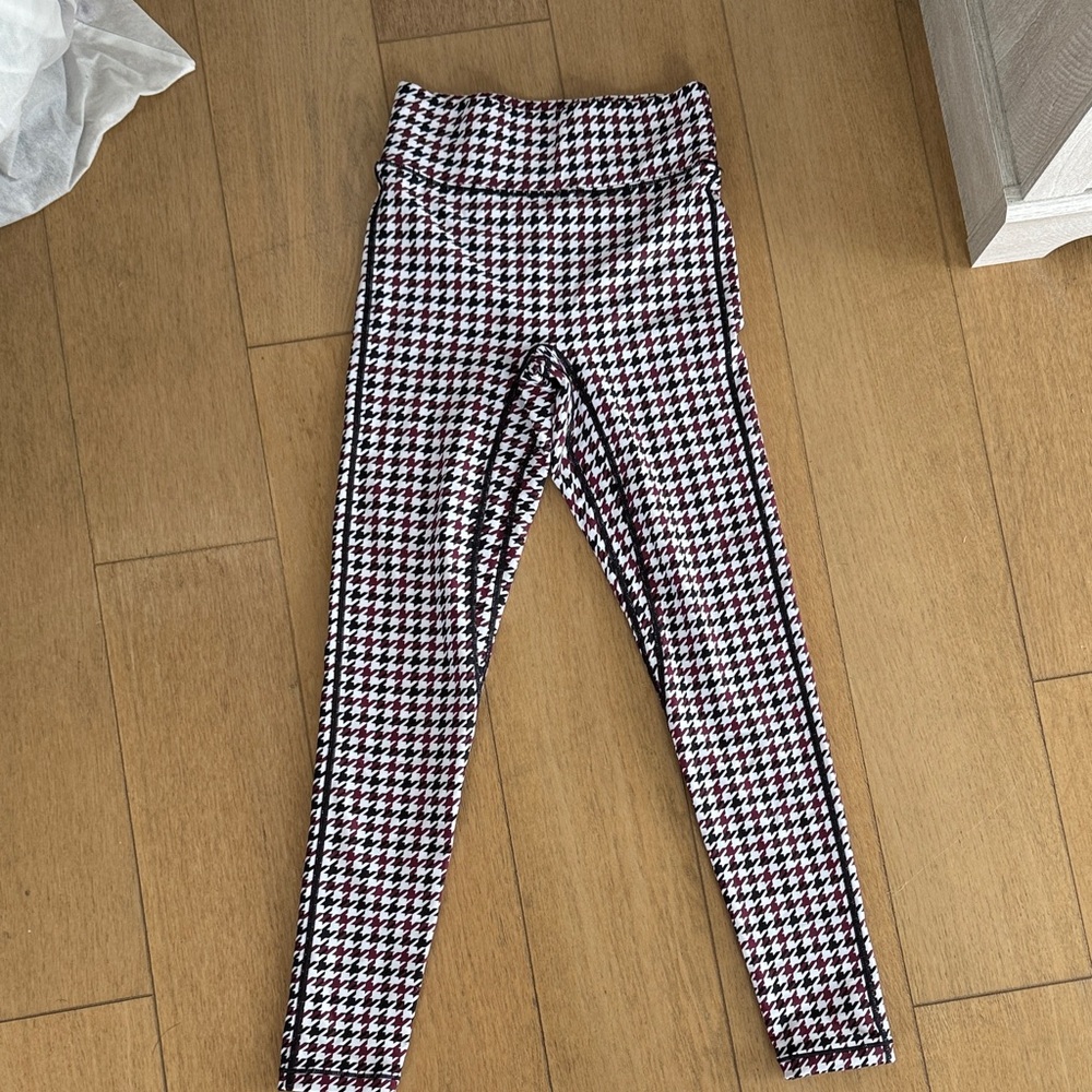 Women's Houndstooth Leggings - Black and White